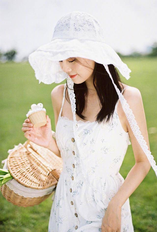 显得|白鹿不愧是于正力捧的人，穿碎花裙扮邻家女孩，清丽脱俗美成初恋
