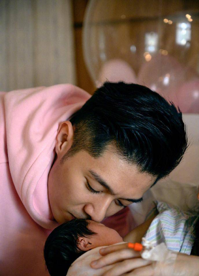 慈父|36岁男星喜得二胎！怀抱宝宝一脸慈父笑，和爱妻结婚5年儿女双全