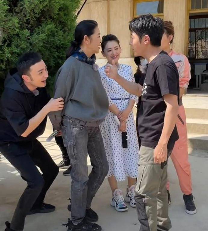 服装|倪萍近况曝光，穿休闲装录制综艺，双腿纤细到裤管撑不起