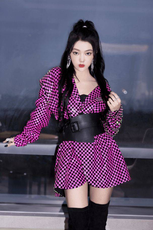 黑色|李紫婷腰有多细?最小码短裙还得加腰带,秀出“巴掌腰”惹人爱