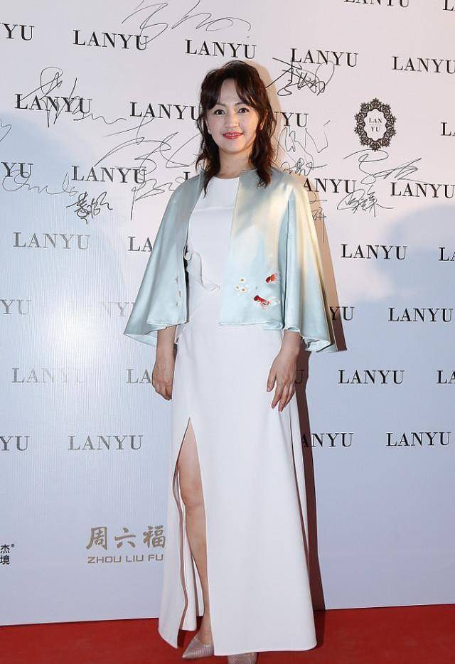颜色|罗海琼成为阔太后真贵气，芭比粉口红都能驾驭，但显脸有点黑