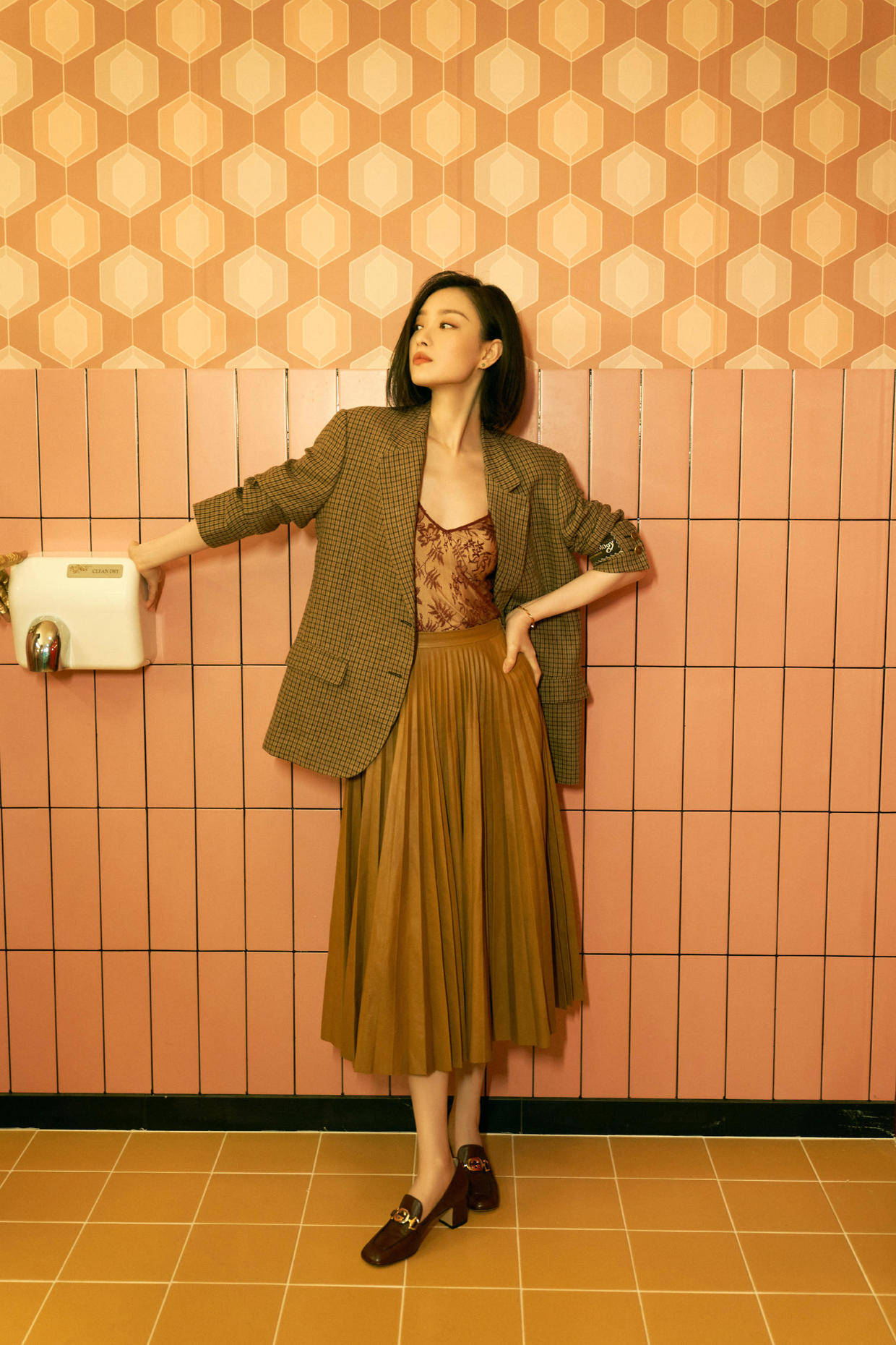 进行|倪妮私服穿搭装真好看，条纹上衣配牛仔裤简约随性，显瘦又时髦