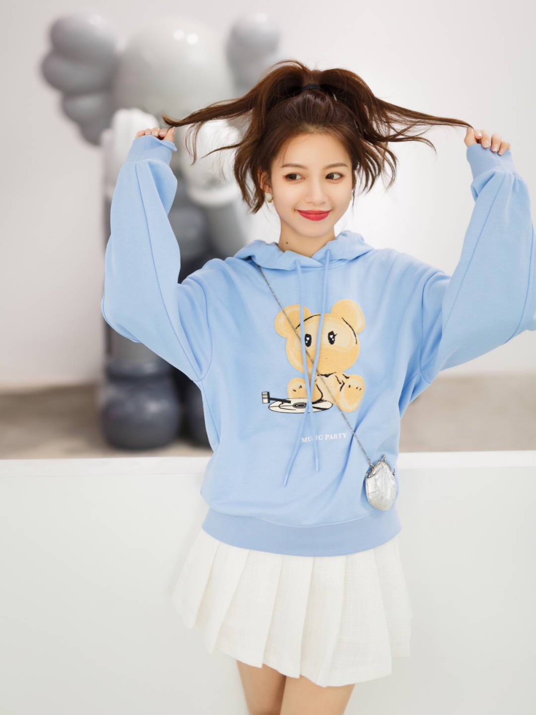 卫衣|气质女人秋天都不会乱穿衣,用卫衣搭配百褶裙俏皮灵动,活泼减龄