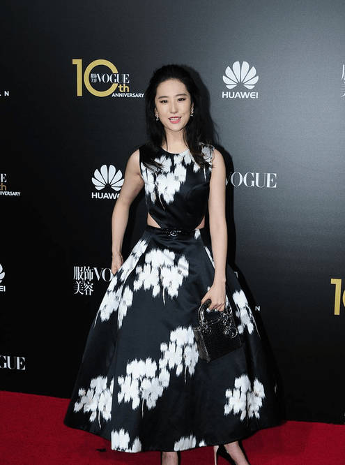 身材|刘亦菲穿镂空装走红毯,身材优势没发挥出来,腰部勒出明显赘肉!