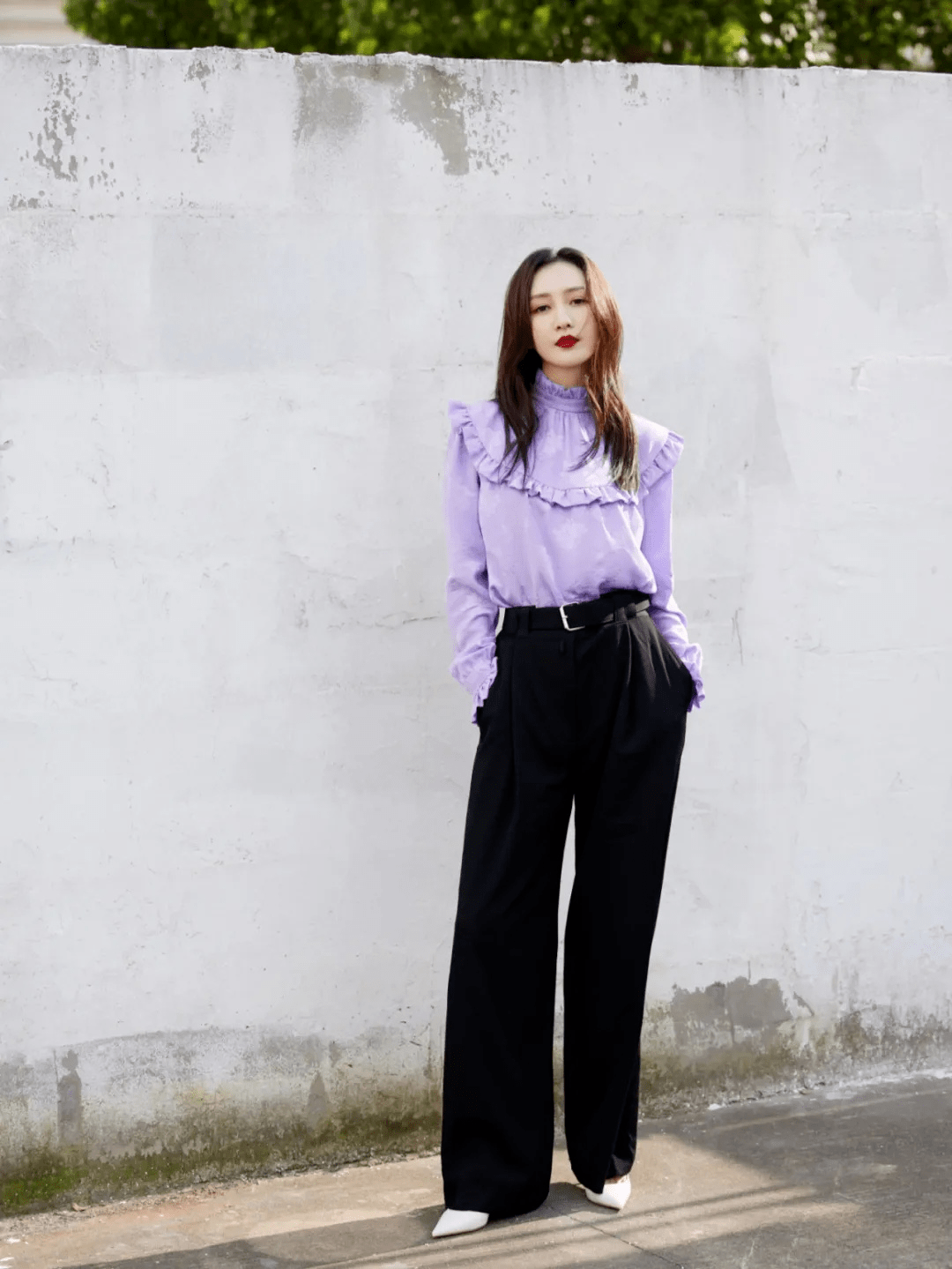 王鸥|王鸥带火了一种穿法，叫“衬衫+阔腿裤”，利落潇洒又有气场