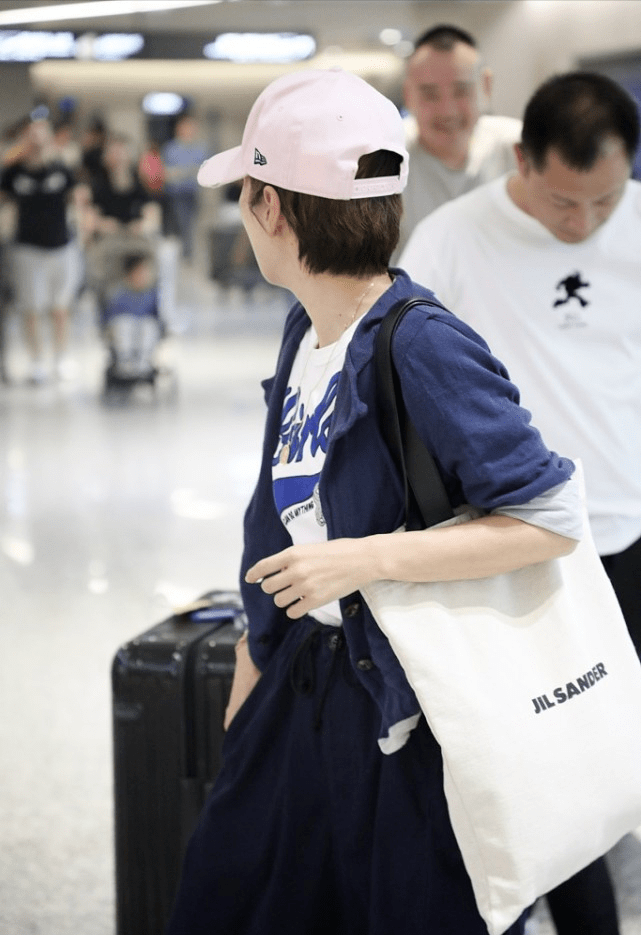 辣妈|马伊琍才是“辣妈圈”顶流,穿藏青色开衫搭配阔腿裤,减龄时髦