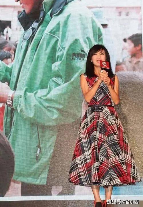 进行|米雪真是65岁的年纪35岁的身材,穿挂脖上衣配阔腿裤,像个年轻人