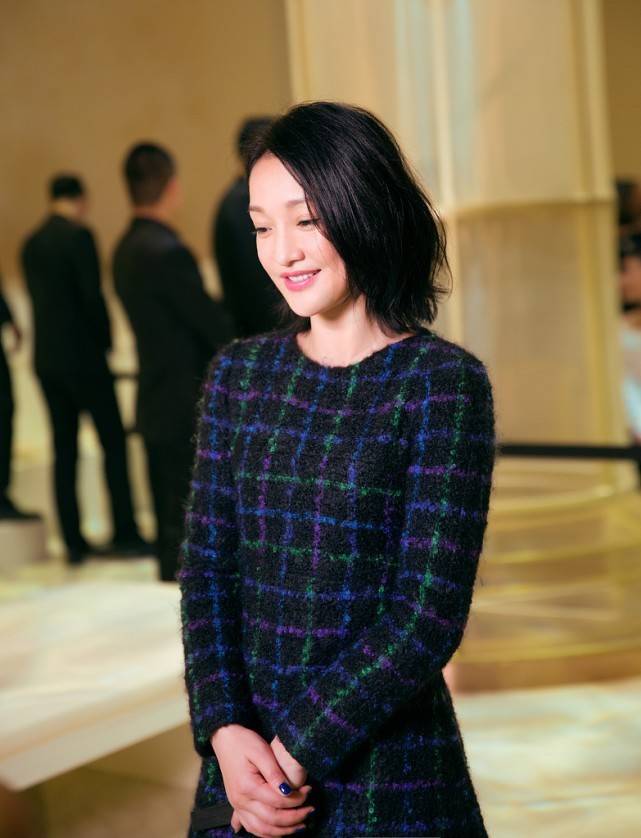 面料|周迅可是气质型美女，即使穿着简单，也能轻而易举的做到引领时尚