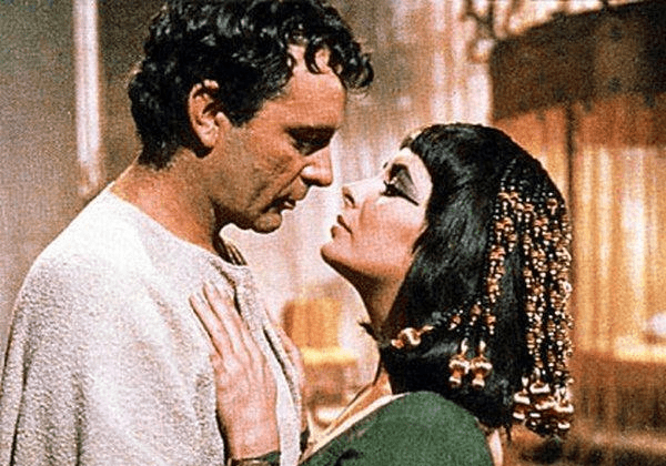 埃及妖后名叫克里奥帕特拉,因为是埃及托勒密王朝最后一位女法老,还