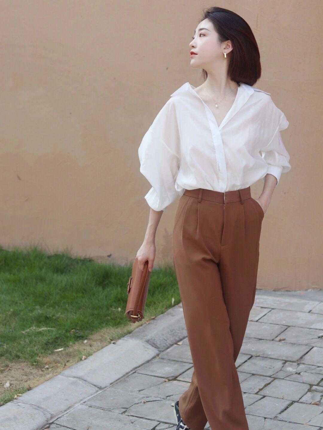 显得|秋天，“阔腿裤”的高级穿法是这样的，搭配白衬衫利落潇洒