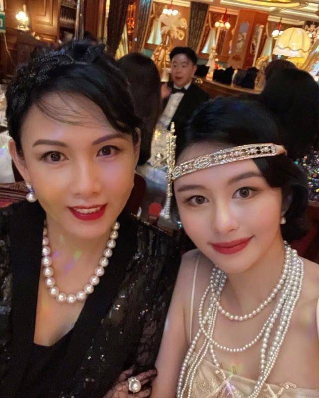披肩|邱淑贞女儿怕被抢风头！貂皮披肩配珍珠链高调炫富，贵气不及妈妈