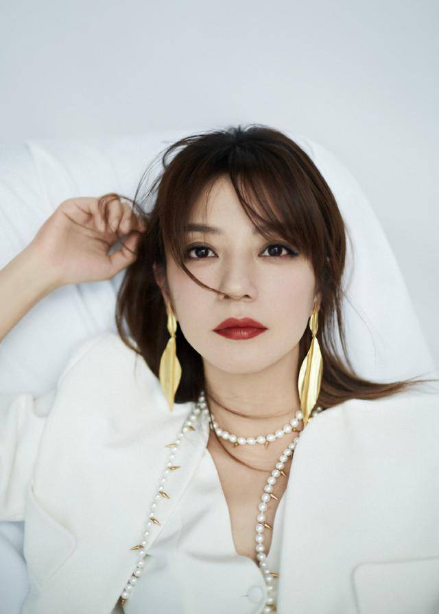 赵薇|赵薇穿西装登封面，复古大片上演红唇诱惑，40岁女人这样穿很美艳
