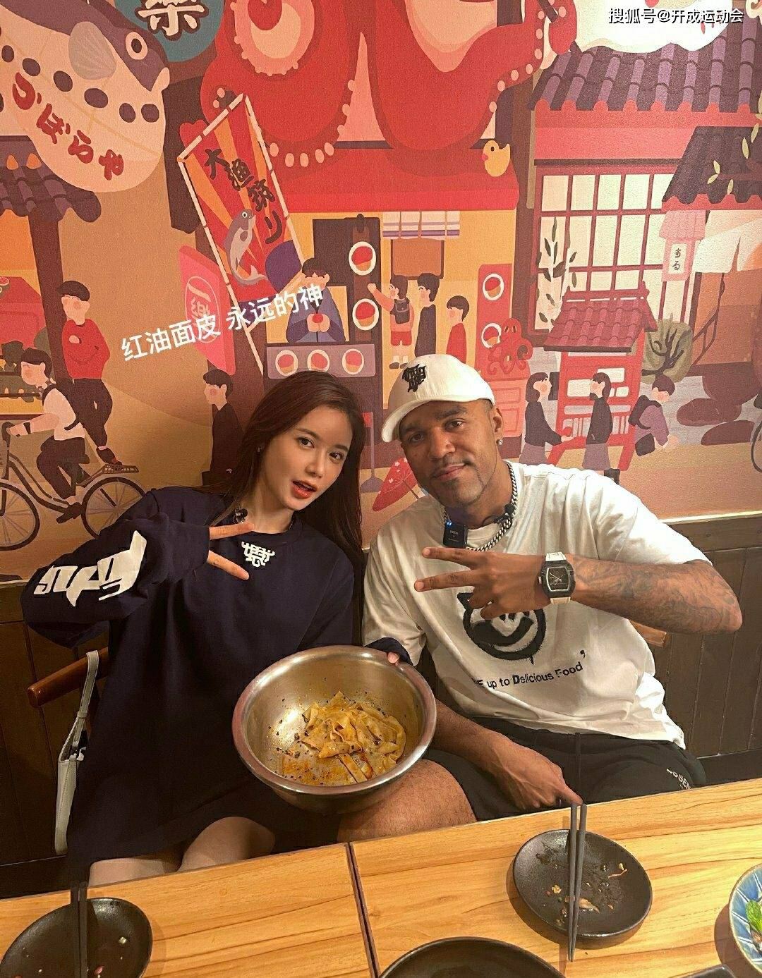 原创腾讯nba最美主播一身露背连衣裙美娜与一名外籍男子合影