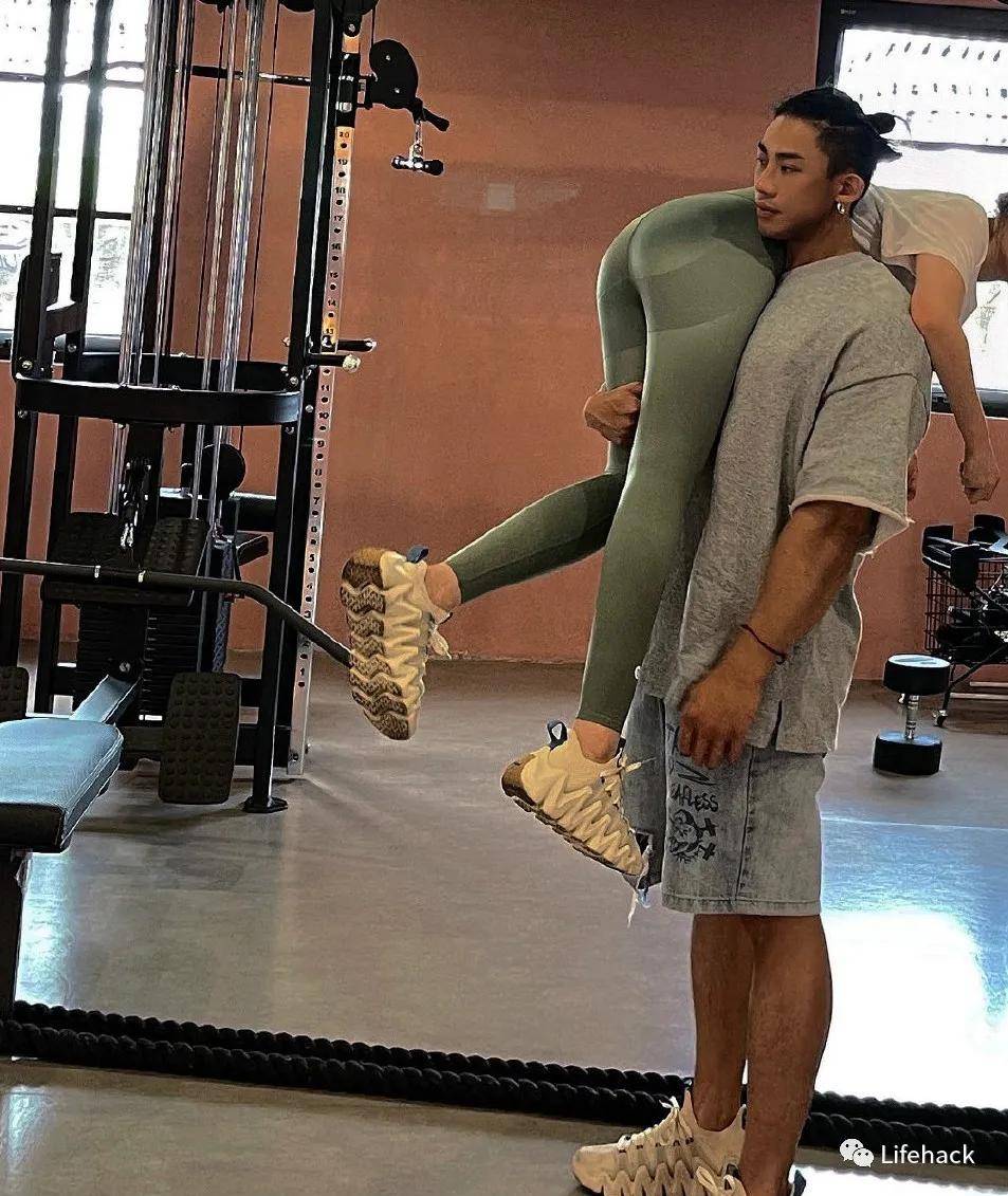 训练|国产27岁巨无霸撩走00后长腿小女友，网友：野兽与美女