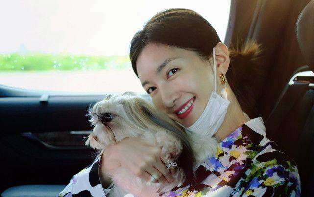 美得|江疏影美得真优雅,印花衬衫搭配短裤,素颜出镜真有气质