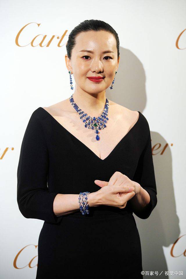 美貌|影后咏梅真会省，“一衣三穿”不仅靠美貌气质，论搭配的重要性