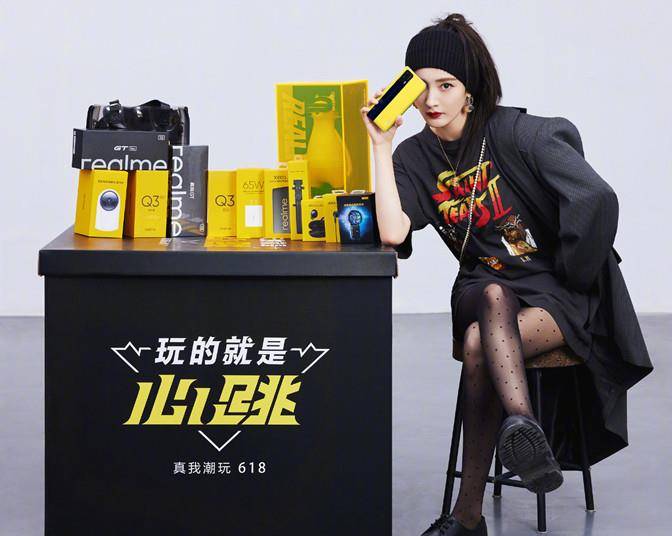 展真|杨幂遛弯看展真悠闲,穿无袖反手大花臂抢镜,见自己海报俏皮合拍