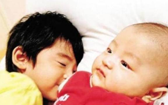 女儿|二胎盼“小棉袄”，结果又生了个儿子，爸爸当场的表情特别真实