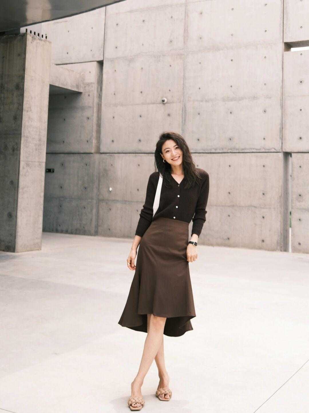 显得|梨形身材怎么穿?针织衫搭配半身裙温柔大方,日常舒适还显气质