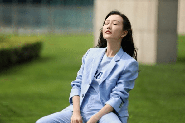 王鸥|原来王鸥也有这么帅气的一面，西装搭配短袖，又美又飒好有魅力