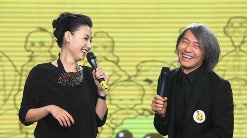 黑色|周星驰变化是真的大，和张柏芝再度同台，两人的颜值气质都不同了