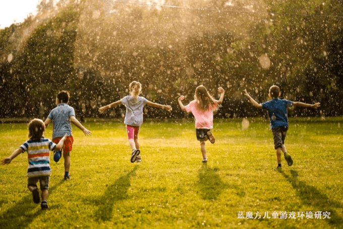 花园里|风向标 | 自然游戏场，这才是幼儿园环境打造的不二法门！