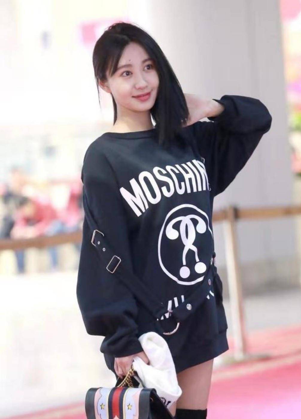 设计|33岁李菲儿真显嫩,黑色卫衣搭配过膝长靴,三七分身材让人羡慕