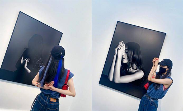 展真|杨幂遛弯看展真悠闲，穿无袖反手大花臂抢镜，见自己海报俏皮合拍