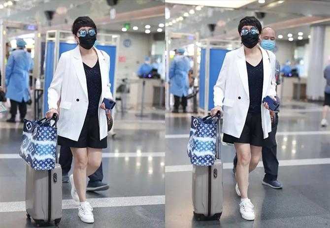 经典|58岁张凯丽比年轻人会穿，拎2万包配短裤打扮洋气，哪像奶奶辈