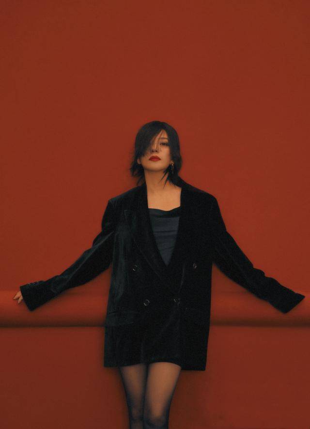 赵薇|赵薇穿西装登封面，复古大片上演红唇诱惑，40岁女人这样穿很美艳
