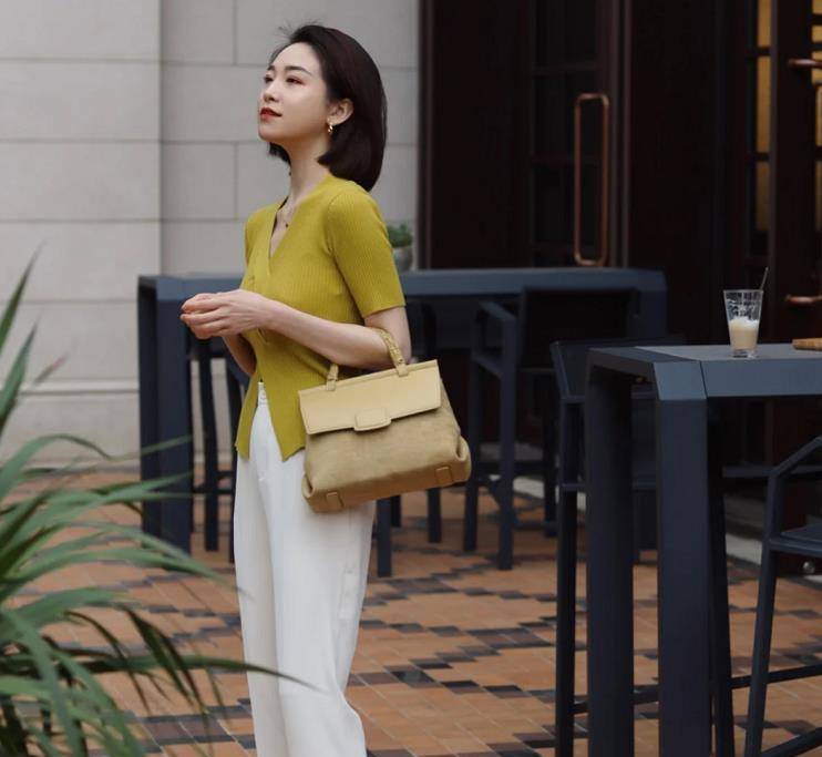 一身|夏日别穿一身黑，尝试下这三个配色方案，时尚又大气！