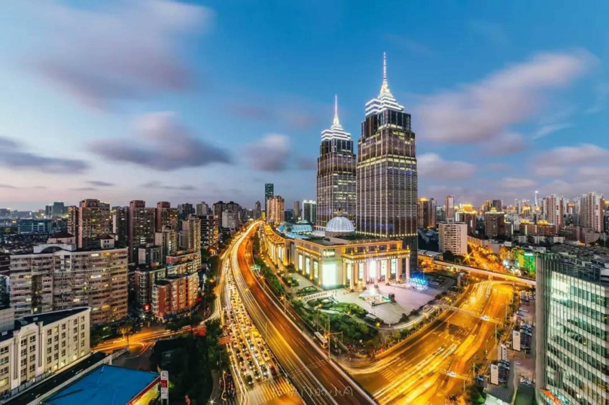 上海月星环球港是一座吃喝玩乐一条龙服务的综合性商业体