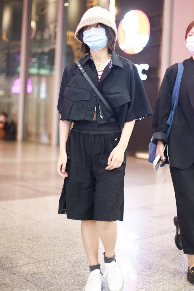 王鸥|原来王鸥也有这么帅气的一面，西装搭配短袖，又美又飒好有魅力