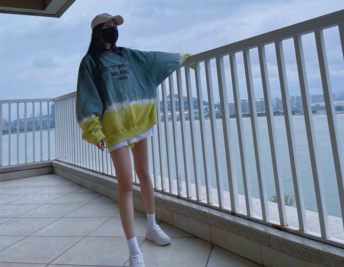 展真|杨幂遛弯看展真悠闲,穿无袖反手大花臂抢镜,见自己海报俏皮合拍