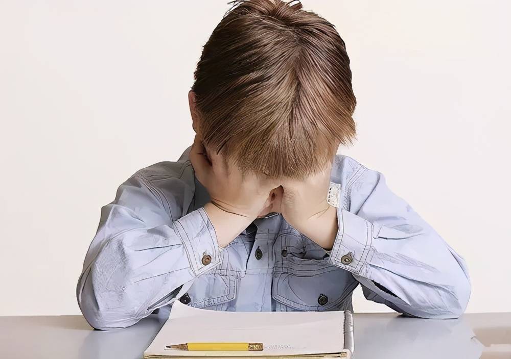 老妈|18岁男孩“喜当哥”,原来老妈偷偷生二胎了:事先不告知太伤人