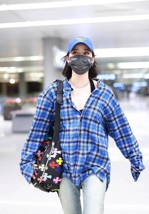 黑色|欧阳娜娜“变性”造型,男装打扮现身机场,网友:男友力爆棚!