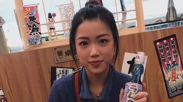 包脸|杨倩夺下奥运双金走红，她涂珍珠美甲戴黄发卡亮相，模样太可爱了