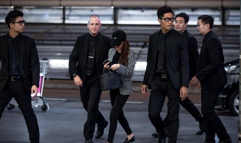 黑色|郑秀妍一下变这么高，毛衣紧身裤穿出两米大长腿，这哪是162卡皇