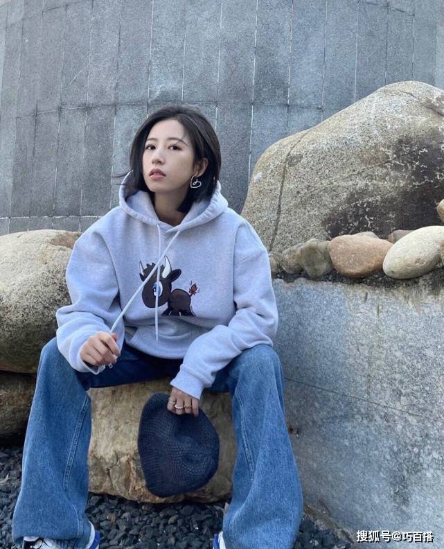 套装|周雨彤时尚感深得人心！穿超A套装不忘秀身材，打扮时髦又性感