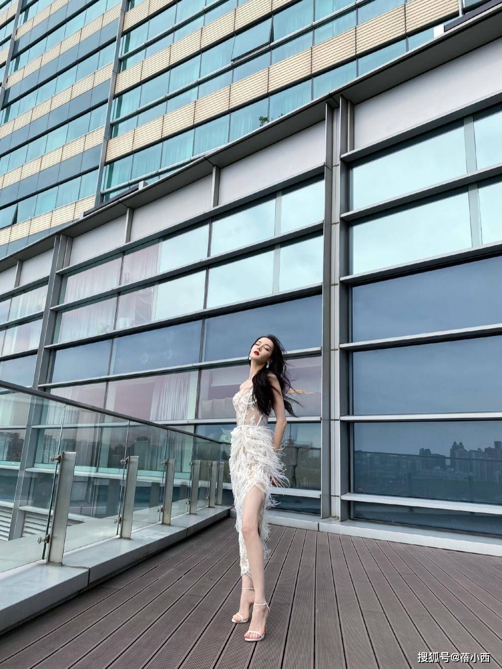 黑色|迪丽热巴才是“人间尤物”，168高穿吊带羽毛裙，玉女身材太抢镜