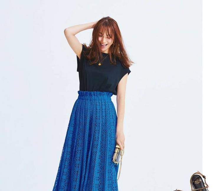 一身|夏日别穿一身黑，尝试下这三个配色方案，时尚又大气！