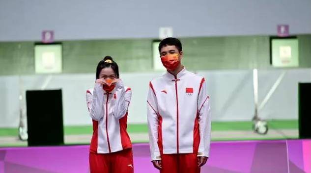 包脸|杨倩夺下奥运双金走红,她涂珍珠美甲戴黄发卡亮相,模样太可爱了
