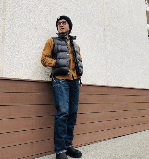 颜色|66岁张国立变身潮男，衬衫搭牛仔一点不油腻，可惜身材有点走样了