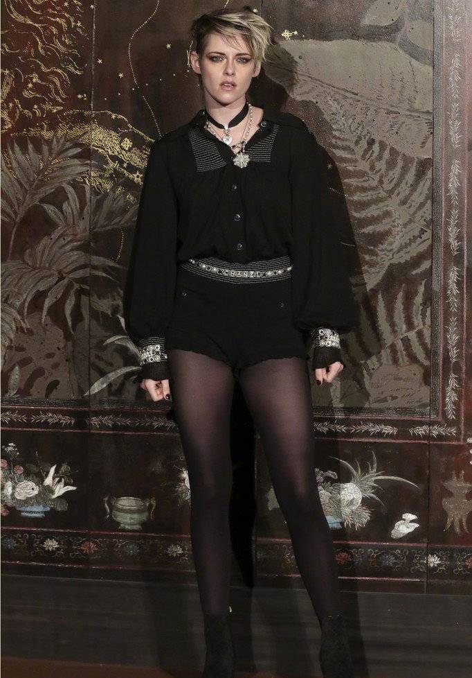 黑色|德普女儿Lily-rose和暮光女合影，康康将香奈儿的贵气发挥到极致