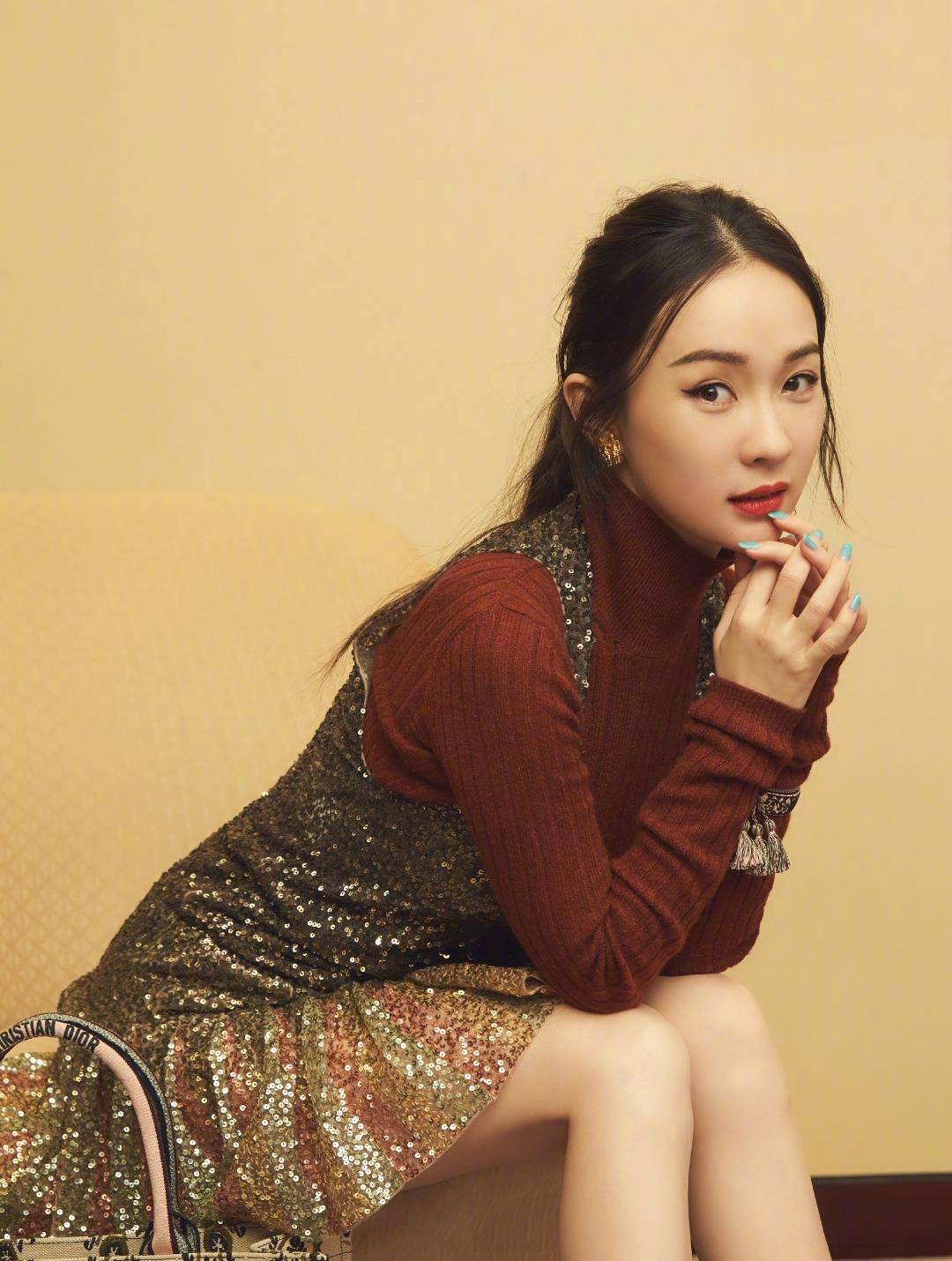 贵妇|杜江老婆真高调，一身红裙配红发有“贵妇范”，珍珠项链缠好几圈