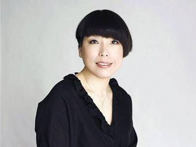 服装|“时尚女魔头”张宇晒聚会照，白色衬衫清爽减龄，杨坤那英也现身