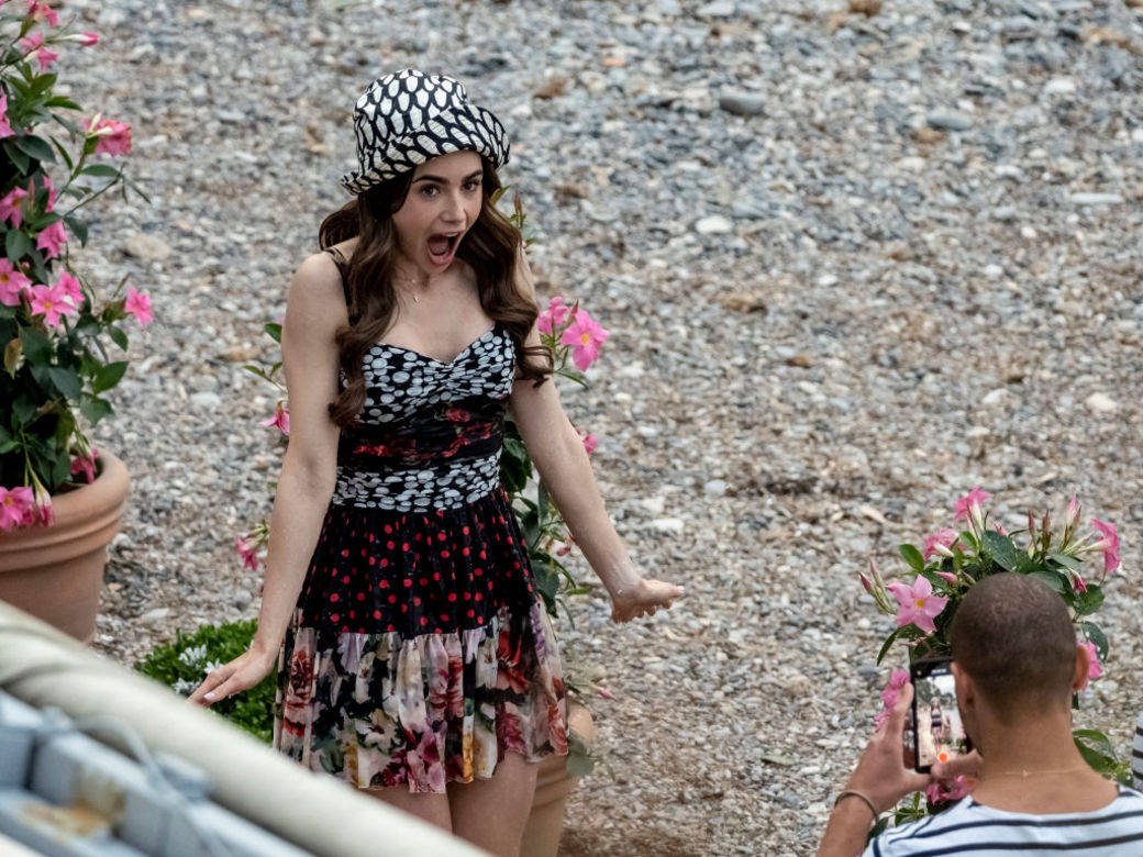 Collins|Lily Collins《 Emily in Paris2》穿什么?第二季剧情造型抢先看