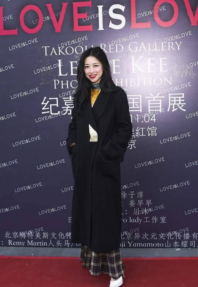 黑色|朱珠婚前很敢穿，真空西装配薄纱裙，浪漫妩媚不失高级范