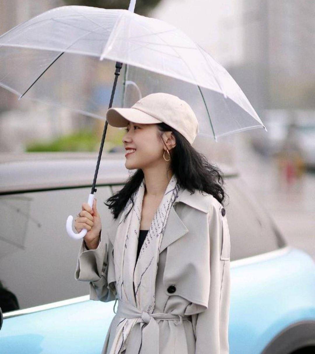 同时又|不要再穿过时外套了，如今流行穿风衣，这么穿让你时尚又好看