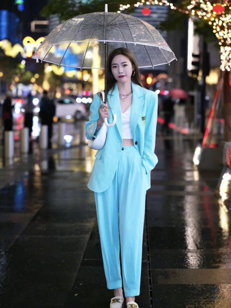 皮鞋|腿粗女孩快脱掉小脚裤吧，今年“西装裤”正当红，百搭高级又显瘦